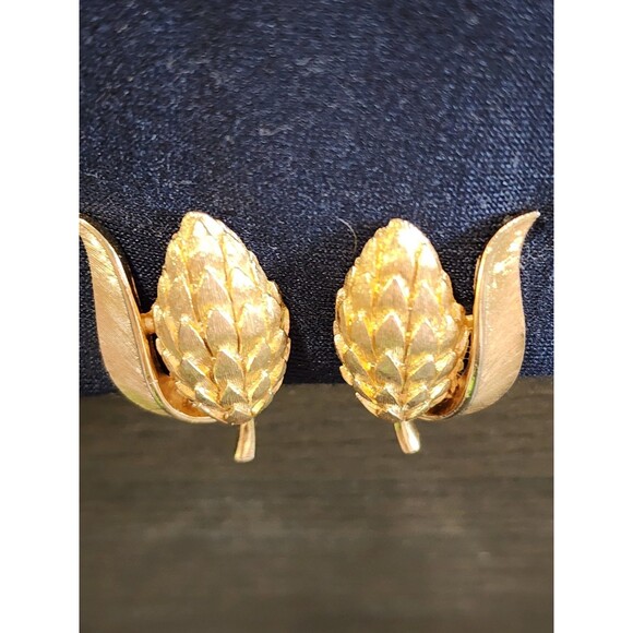 Vintage Signed Crown Trifari Brushed Gold tone Wheat Clip On Earrings Pinecone - Picture 3 of 11